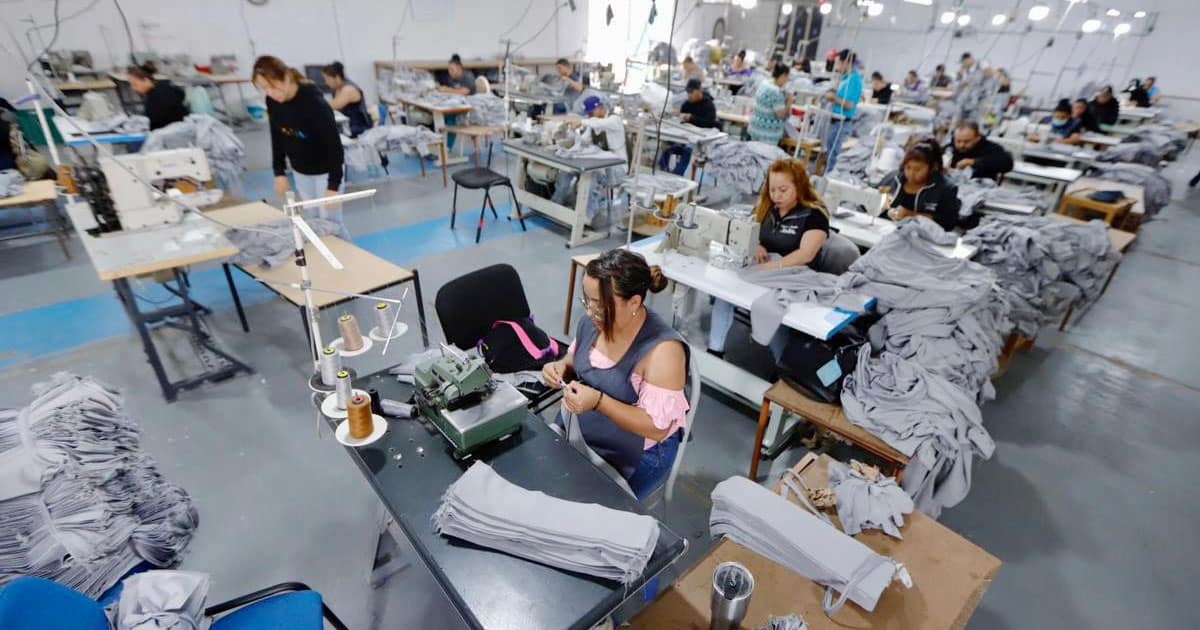 Ahora ya hay más empleo y economía con confección de uniformes